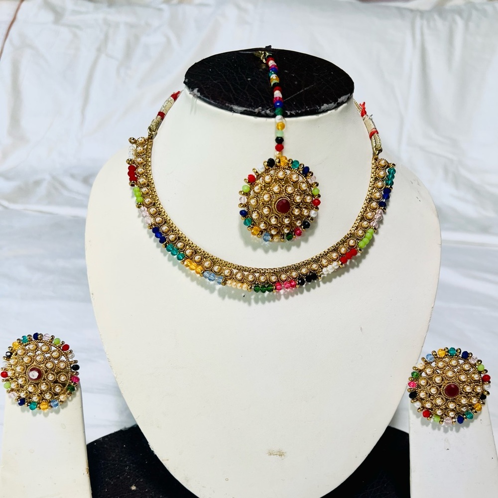 Multi color necklace set with studs and maang tikka